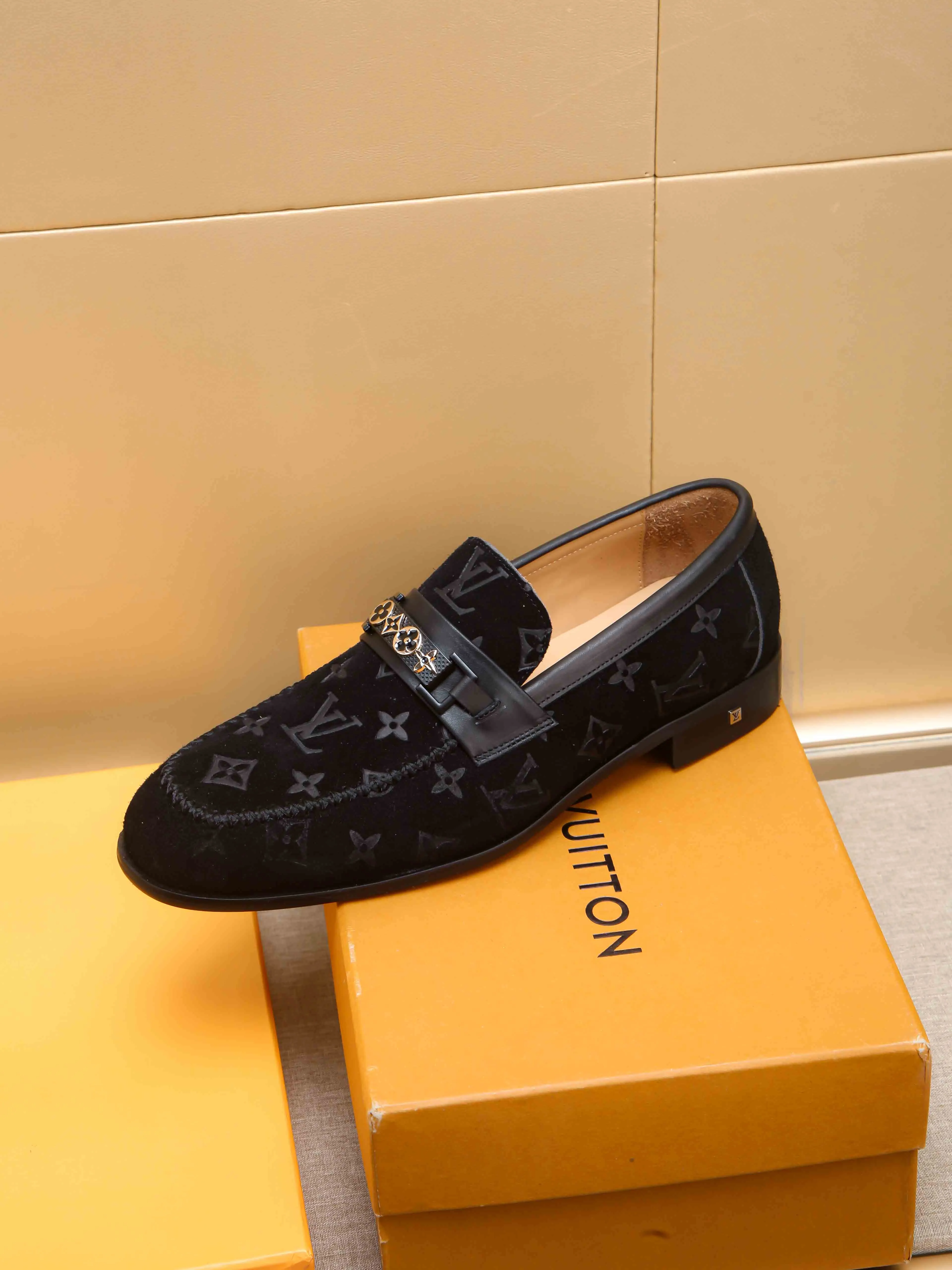 Men's shoes 💰 460 💰 Louis Vuitton LV ® 🆕 model 🔛Full shoe counter, first layer cowhide, 🐂leather lined casual shoes for men, super soft outsole, essential for driving. Counter synchronization, original first layer cowhide, completely 1:1 mold customization🌹top version, color optional! Number: 39-44 (customized at 38.45)